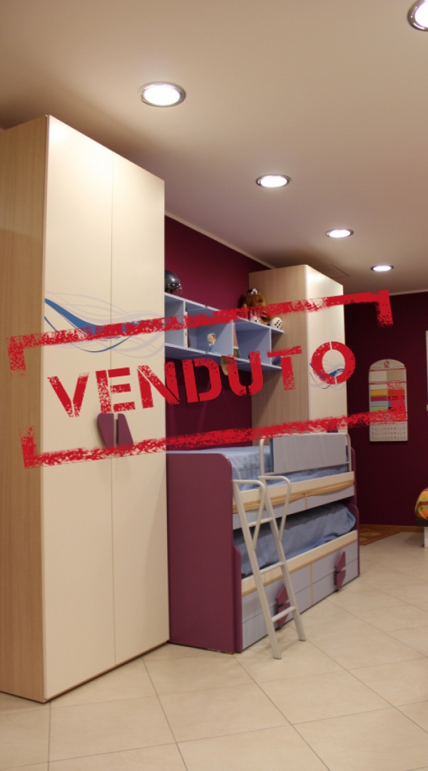 Cameretta moderna con letto grande