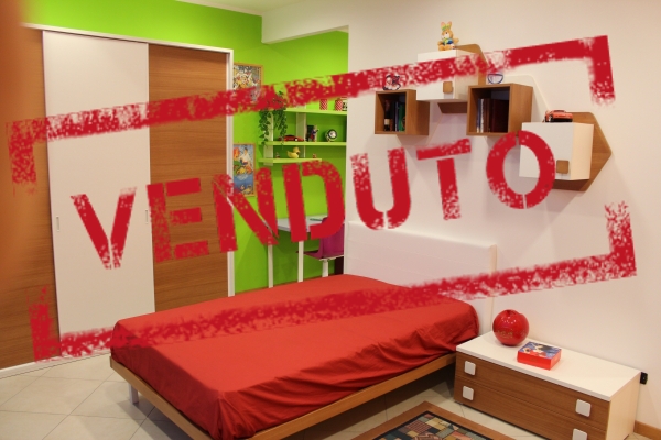 Cameretta moderna con letto grande