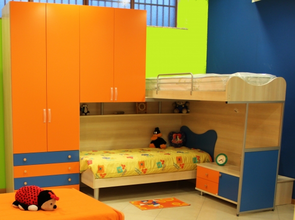 Cameretta moderna con letto grande